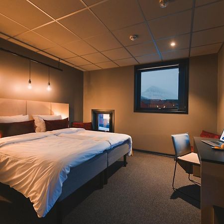 Svalbard Hotell | The Vault Лонгиърбиен Екстериор снимка
