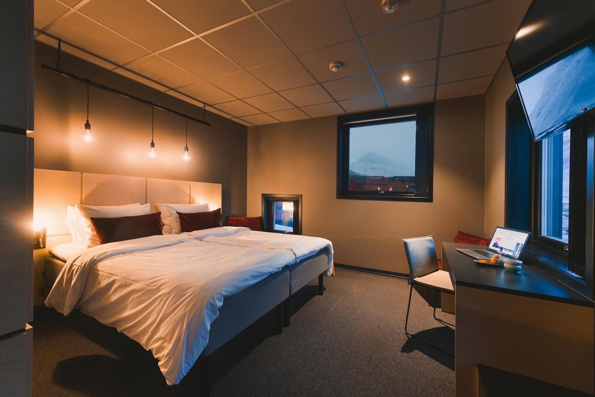 Svalbard Hotell | The Vault Лонгиърбиен Екстериор снимка