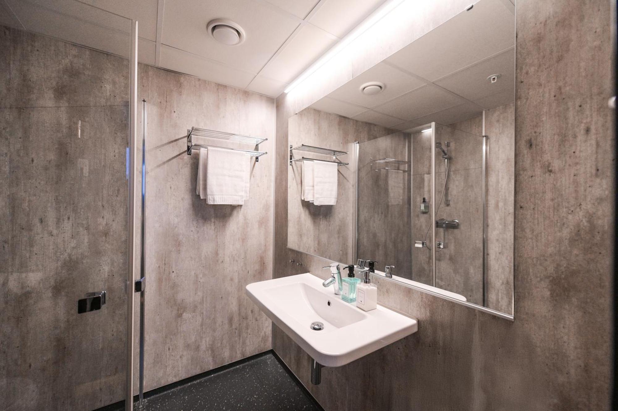 Svalbard Hotell | The Vault Лонгиърбиен Екстериор снимка