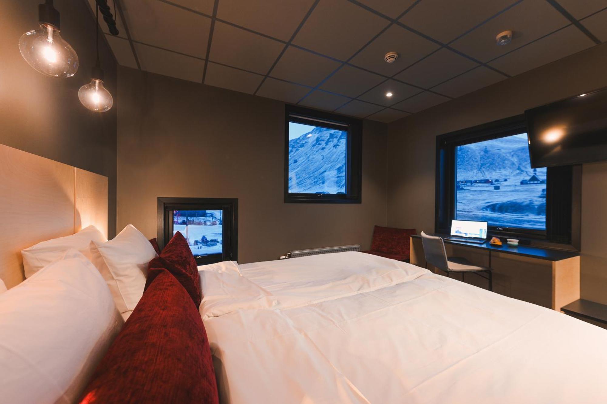 Svalbard Hotell | The Vault Лонгиърбиен Екстериор снимка
