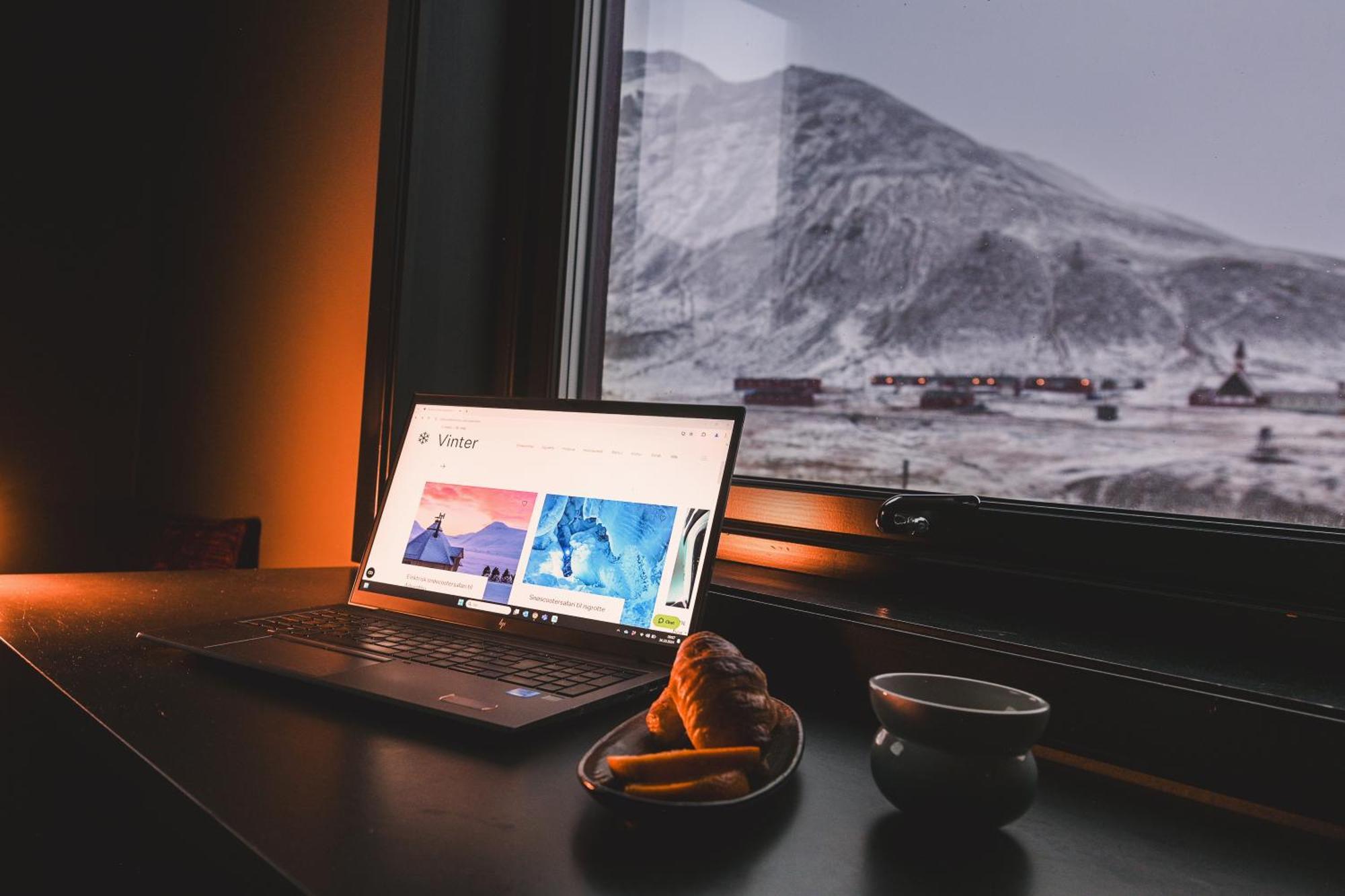 Svalbard Hotell | The Vault Лонгиърбиен Екстериор снимка