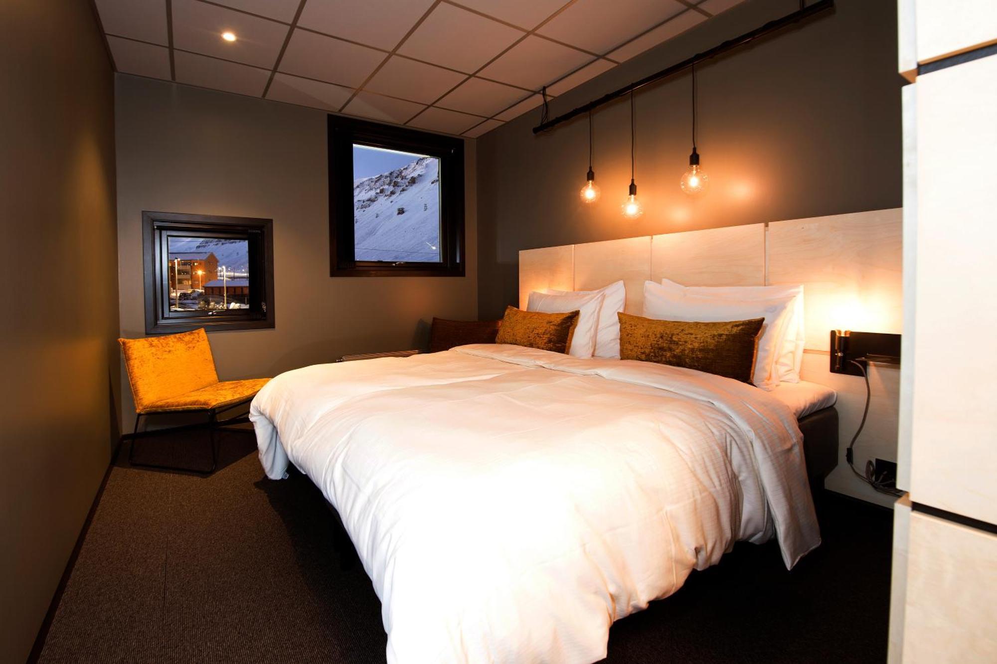 Svalbard Hotell | The Vault Лонгиърбиен Екстериор снимка