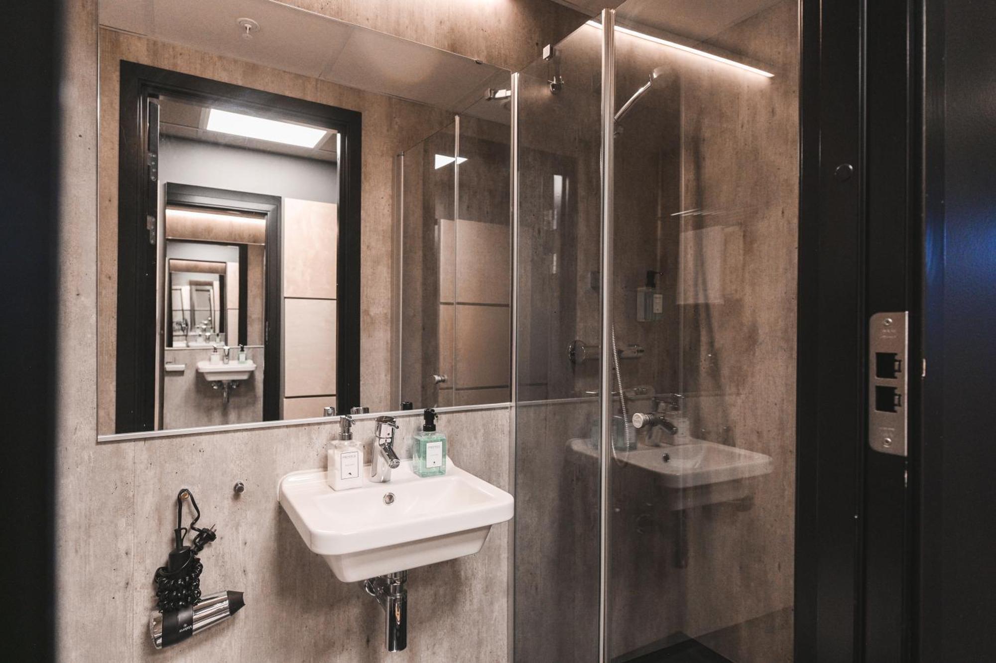 Svalbard Hotell | The Vault Лонгиърбиен Екстериор снимка