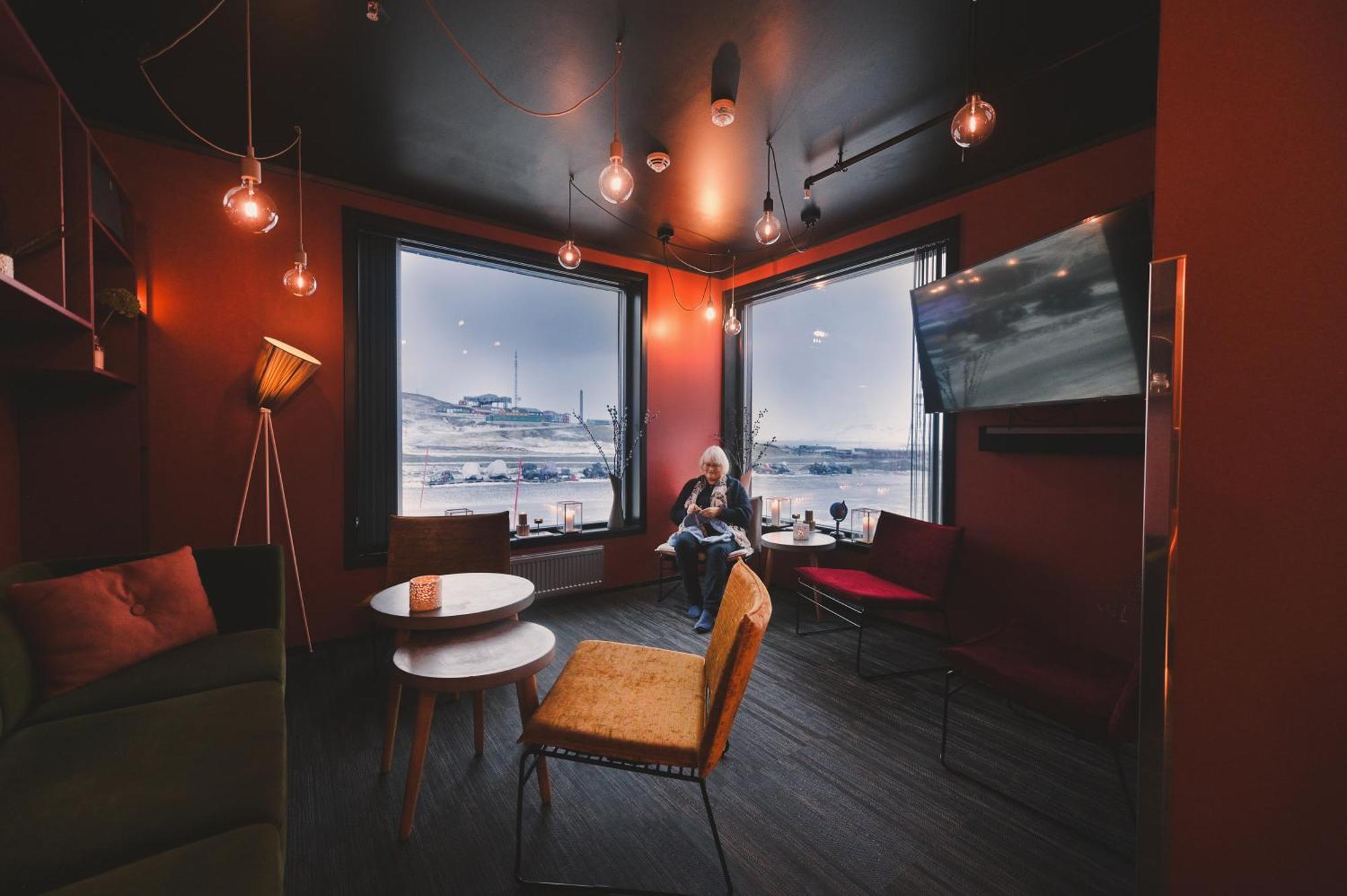 Svalbard Hotell | The Vault Лонгиърбиен Екстериор снимка