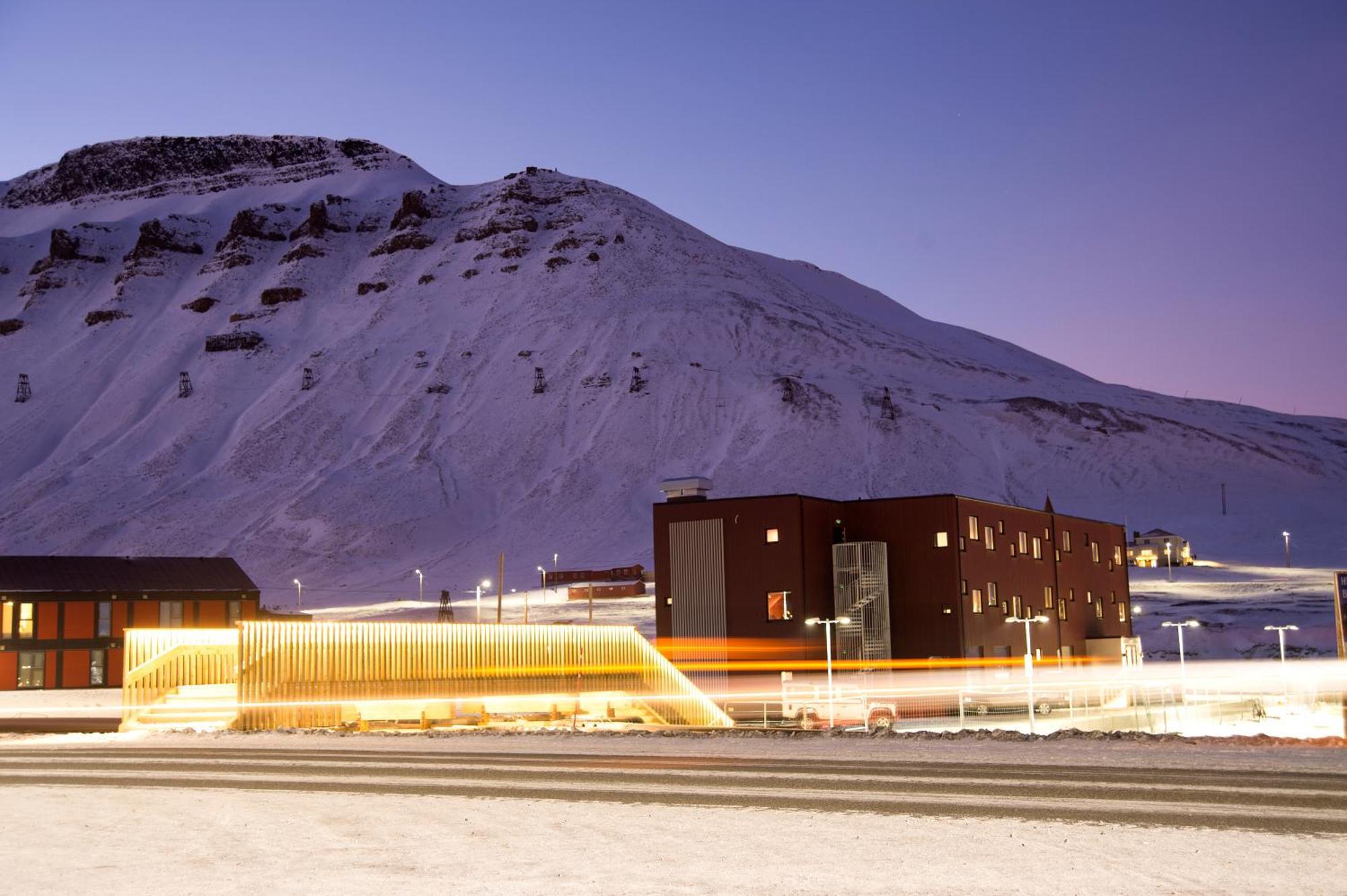 Svalbard Hotell | The Vault Лонгиърбиен Екстериор снимка
